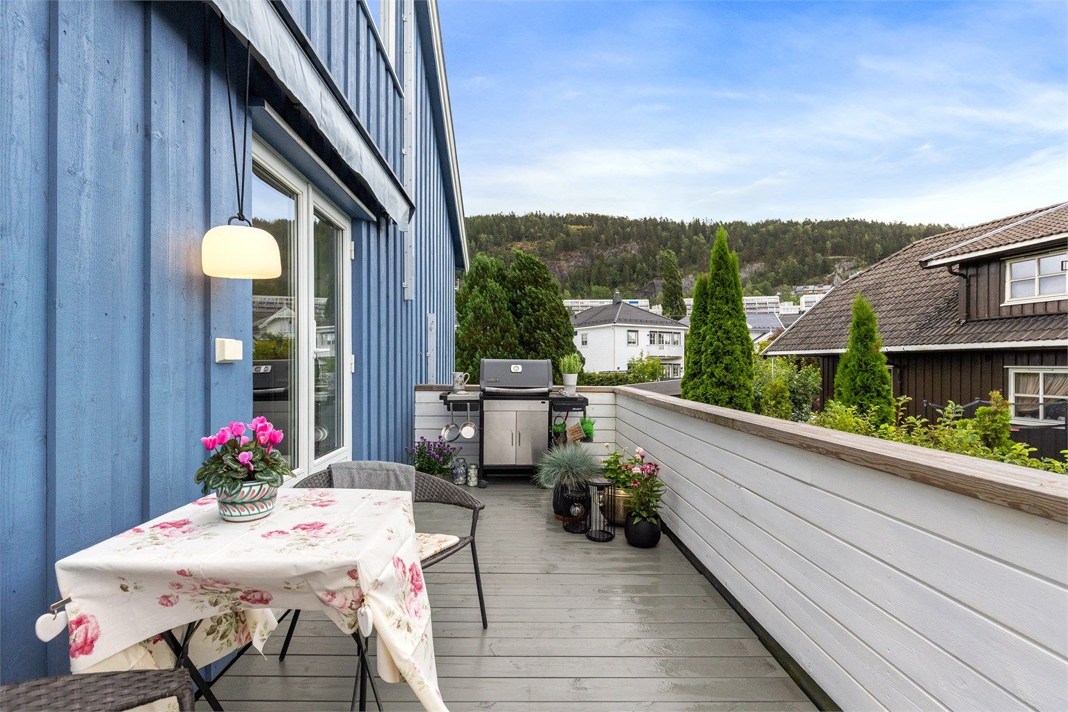 Leiligheten har en romslig og solrik balkong på ca 11 kvm