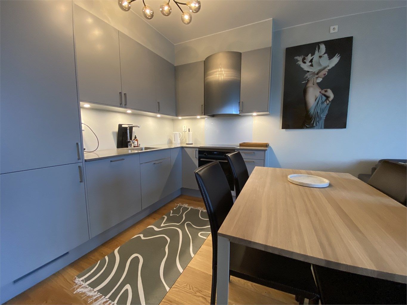 Meget delikat kjøkken med integrerte hvitevarer.