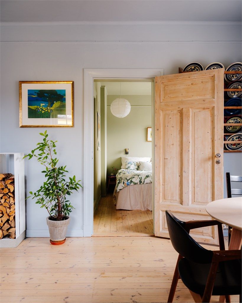 Inngang til soverom fra stue.