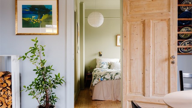 Inngang til soverom fra stue.