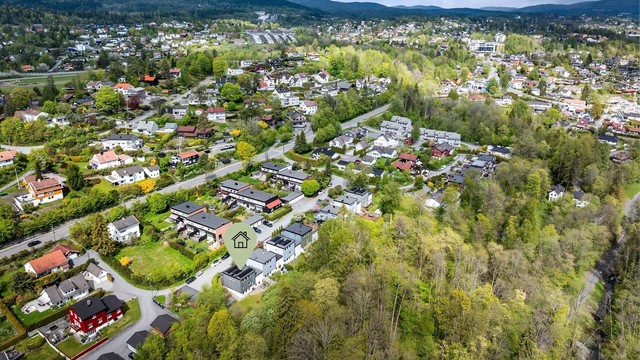 Kort avstand til turstier som bl.a. kan ta deg til Dælivann, mot Kolsåstoppen eller videre innover i Bærumsmarka med flotte tur- og treningsområder, badevann og urørt natur