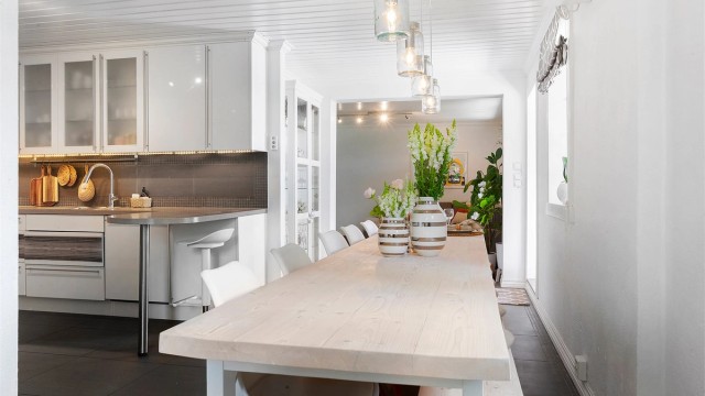 Kjøkkendelen har en praktisk barløsning og plass til langbord