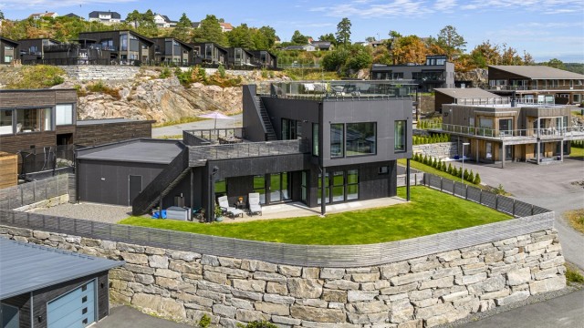 Tomten er godt utnyttet med både hage, grusplass og tun.