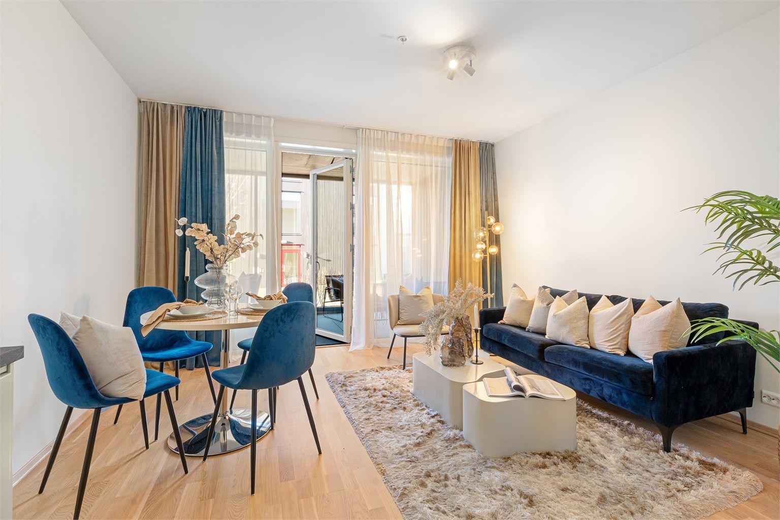 Stue og kjøkken ligger i en åpen og sosial løsning, med vindu fra tak til gulv, og direkte utgang til innglasset markterrasse på 11 kvm. Den innglassede markterrassen føles som en forlengelse av stuen. 
