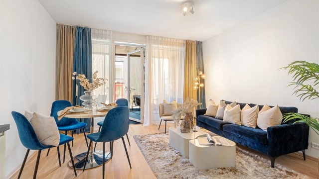 Stue og kjøkken ligger i en åpen og sosial løsning, med vindu fra tak til gulv, og direkte utgang til innglasset markterrasse på 11 kvm. Den innglassede markterrassen føles som en forlengelse av stuen.