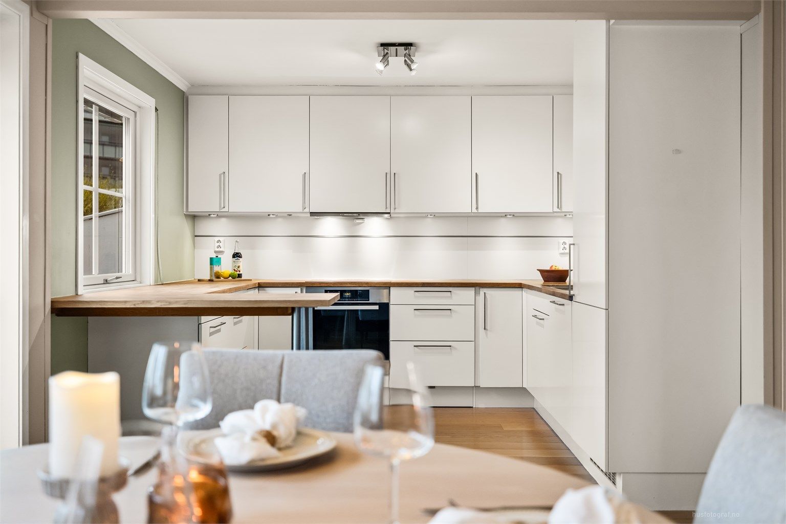 Kjøkkenet er praktisk plassert i åpen løsning mot spisestuen.