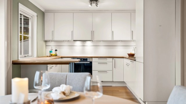 Kjøkkenet er praktisk plassert i åpen løsning mot spisestuen.