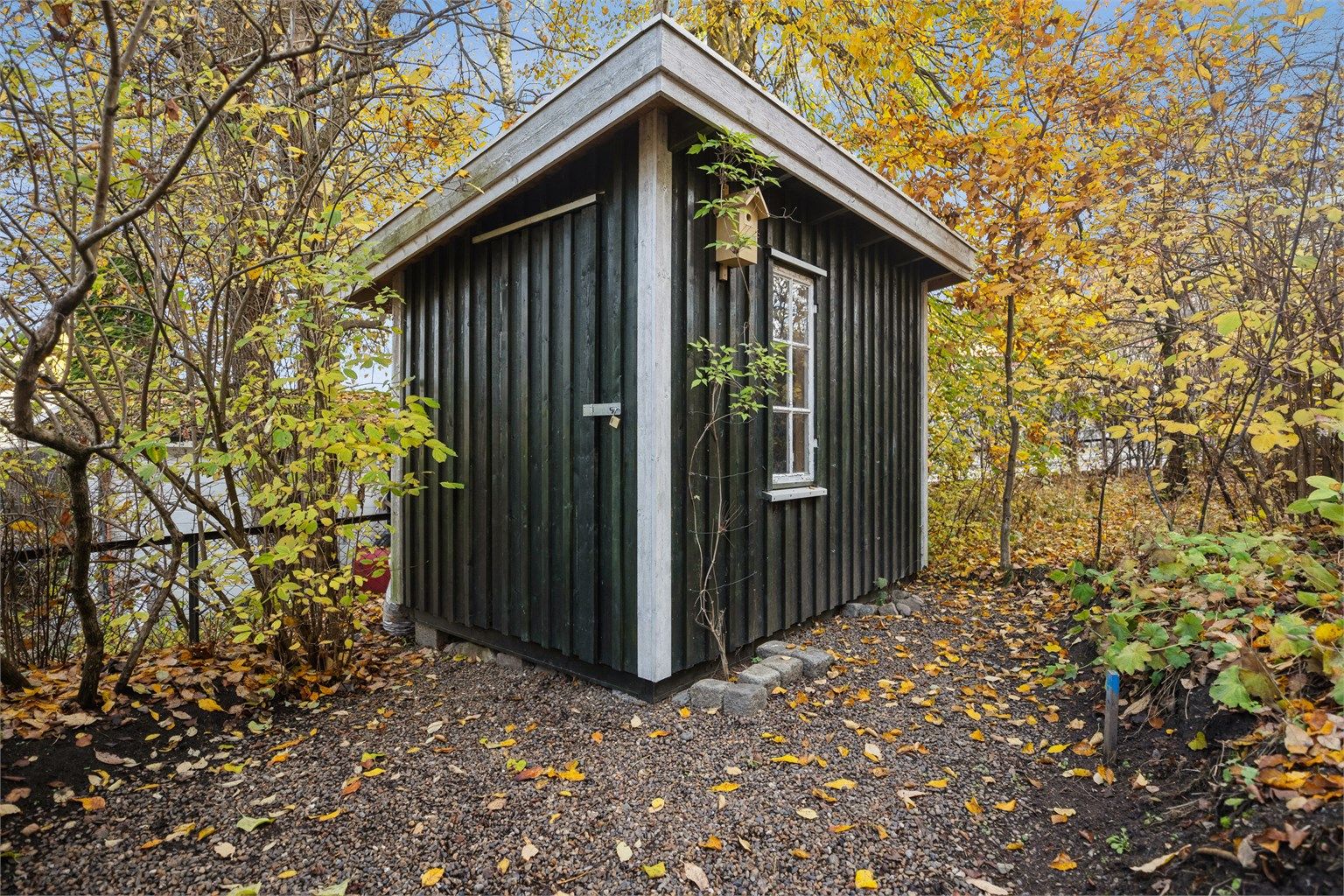 Direkte adkomst fra terrassen til hagen, hvor du finner en praktisk redskapsbod. 