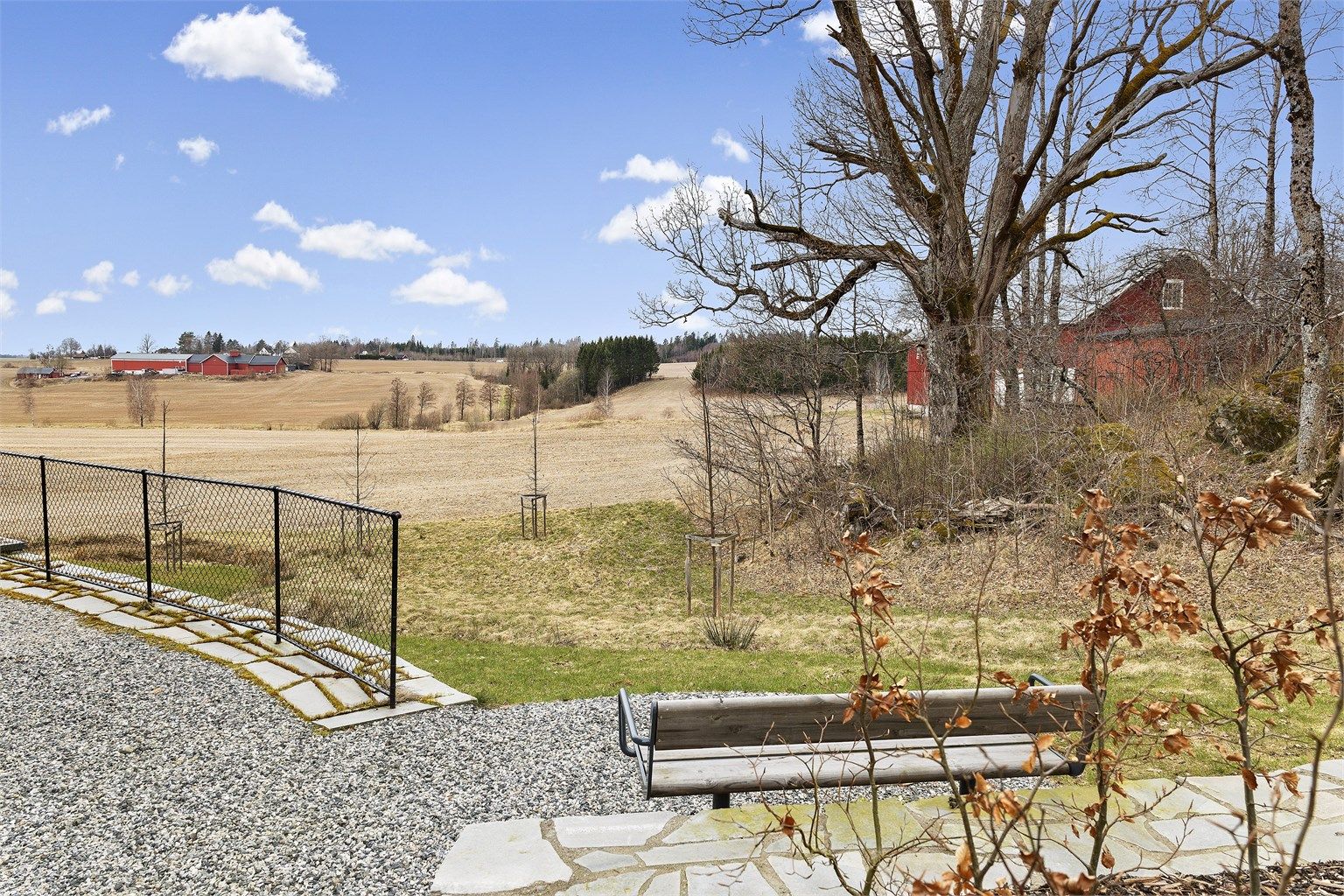Fra eiendommen er det kort vei til turmuligheter i Sørmarka, med sine flotte turstier.