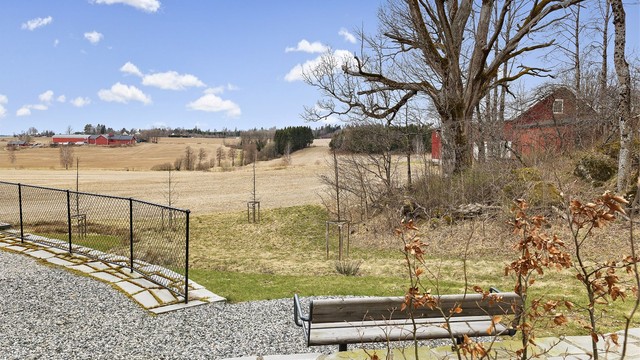 Fra eiendommen er det kort vei til turmuligheter i Sørmarka, med sine flotte turstier.