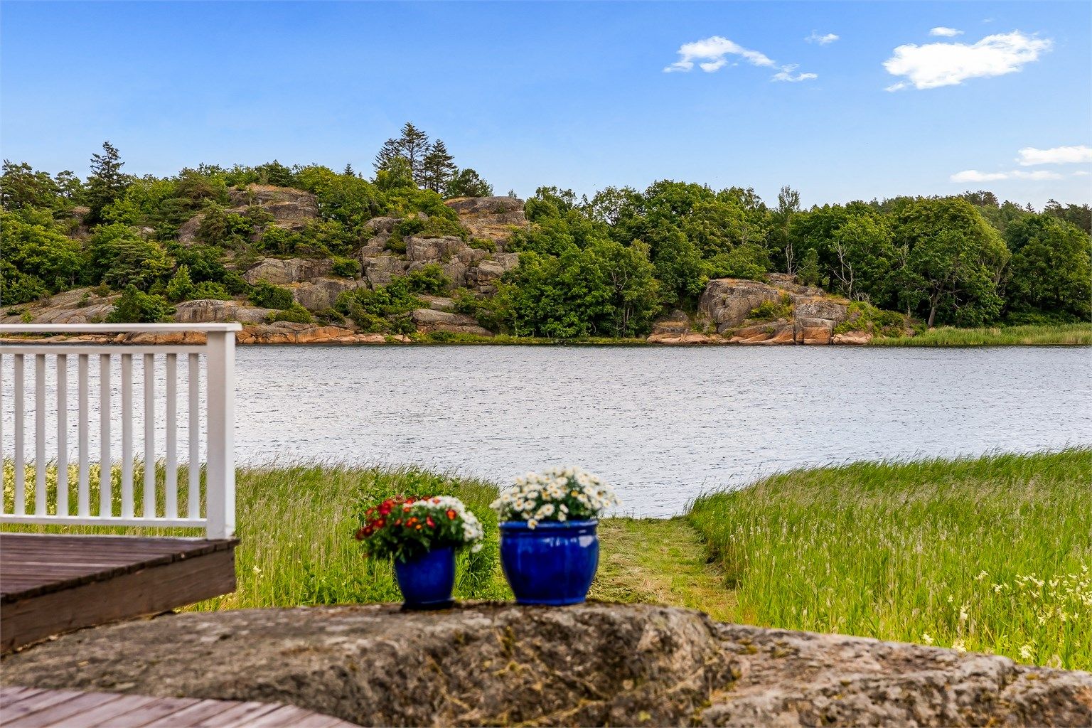 Nyt roen og den flotte utsikten mot sjøen.