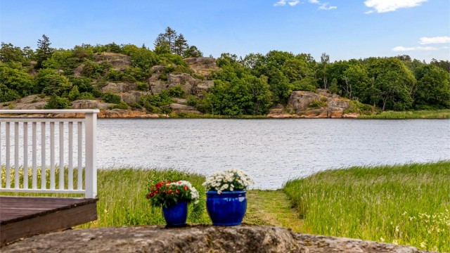 Nyt roen og den flotte utsikten mot sjøen.