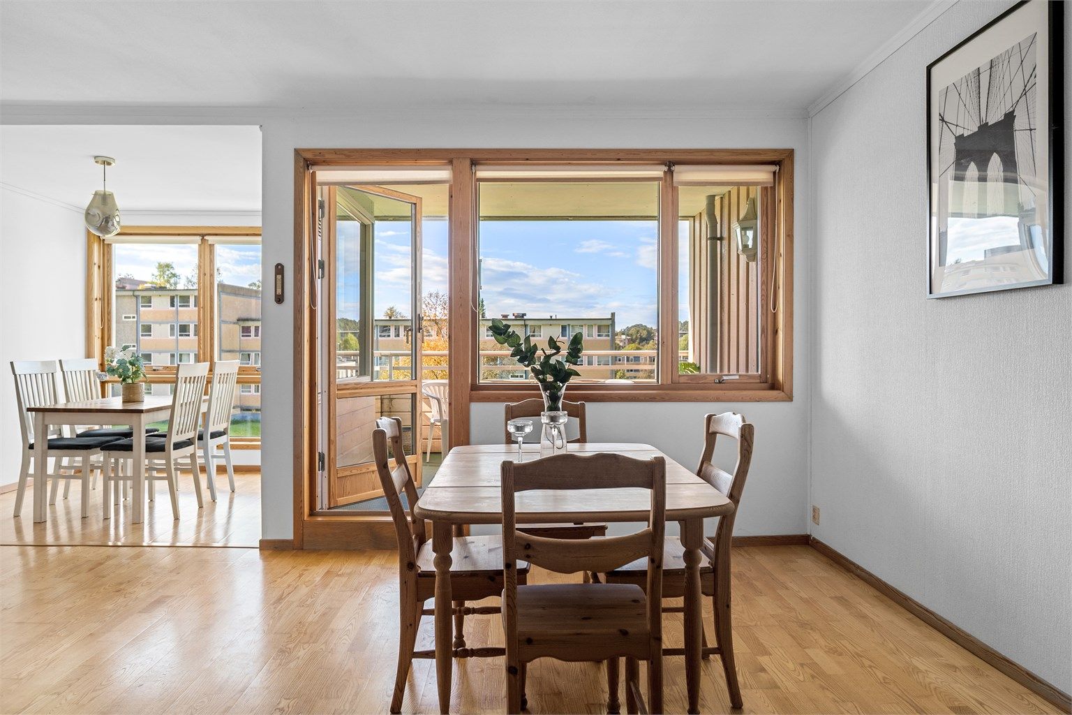 - Stue/spisestue, utgang til vestvendt balkong på ca. 8 kvm -