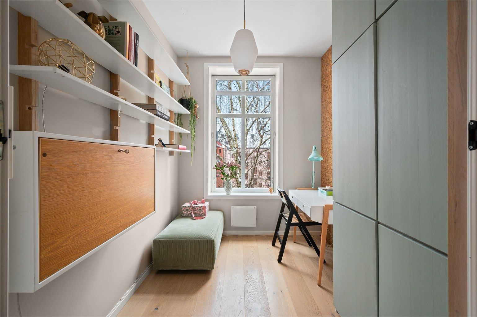 Rommet har nymalte overflater og godt med naturlig lys.