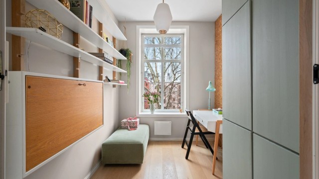 Rommet har nymalte overflater og godt med naturlig lys.