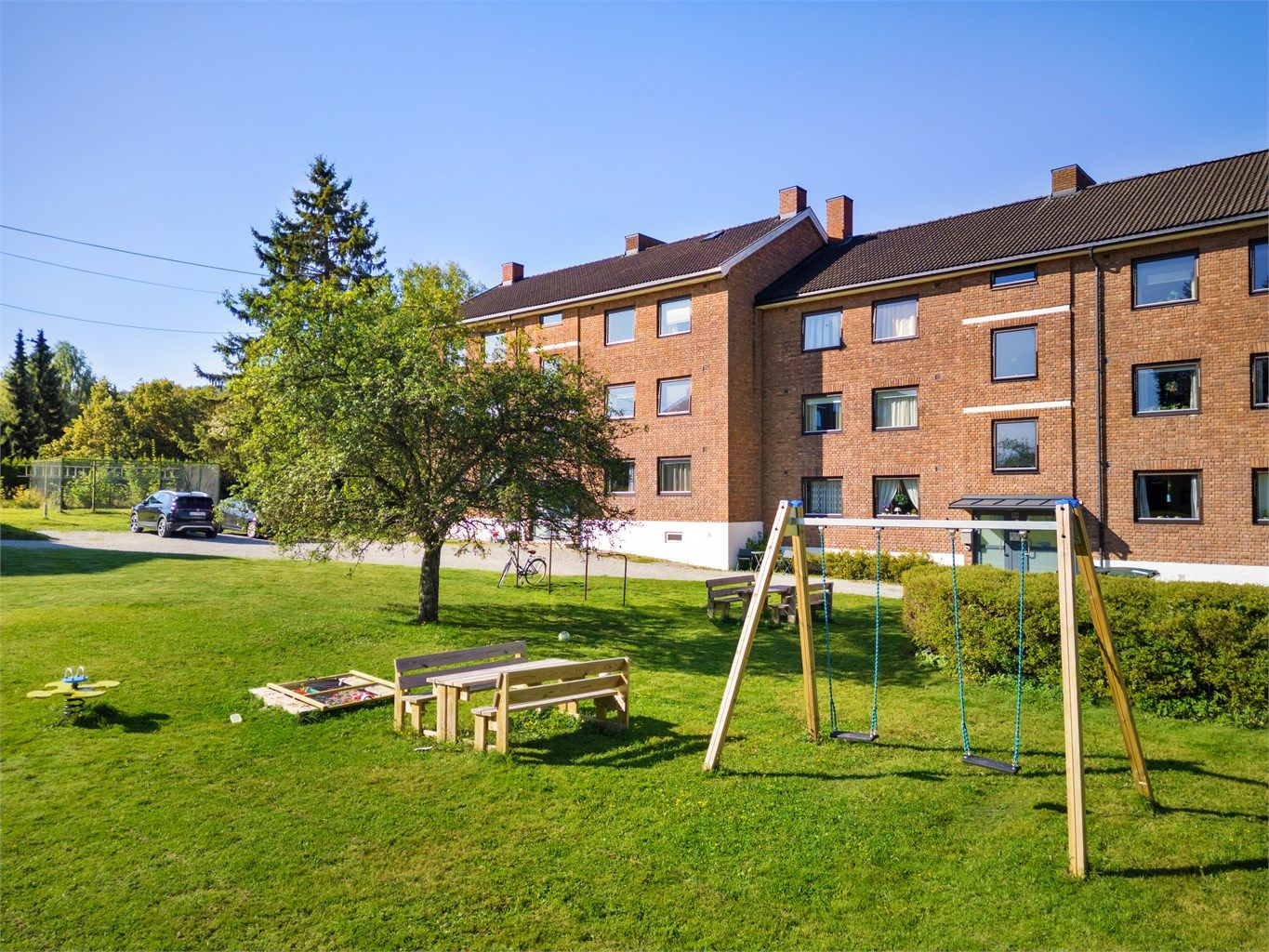 Hyggelig fellesområde med lekeplass og sittegrupper