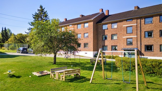 Hyggelig fellesområde med lekeplass og sittegrupper