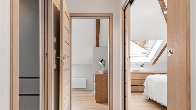 Gang fra kjøkkenet binder soverommene og badet sammen med resten av leiligheten.