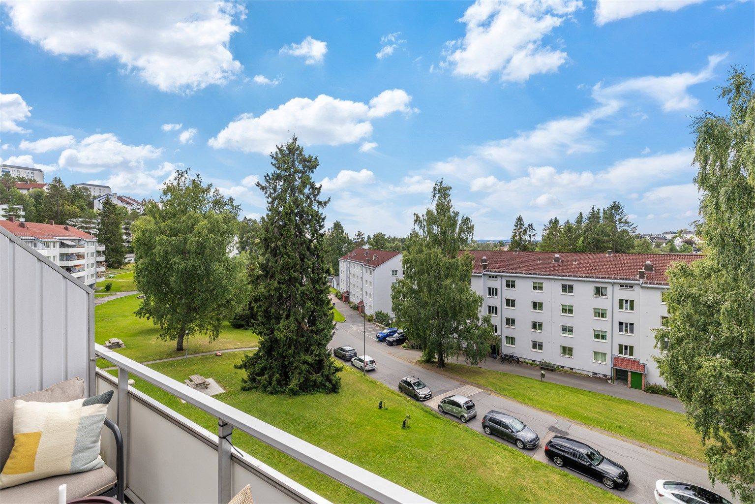 Store grøntområder kun en kort spasertur fra leiligheten med kunstgressbane, grusbane, badedammen, volleyballbane og skøytebane