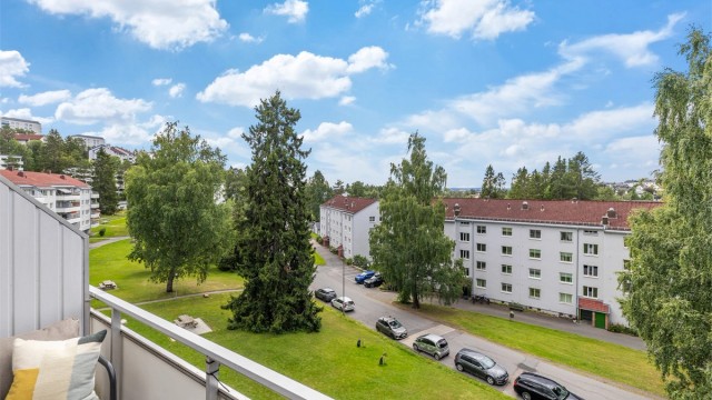 Store grøntområder kun en kort spasertur fra leiligheten med kunstgressbane, grusbane, badedammen, volleyballbane og skøytebane