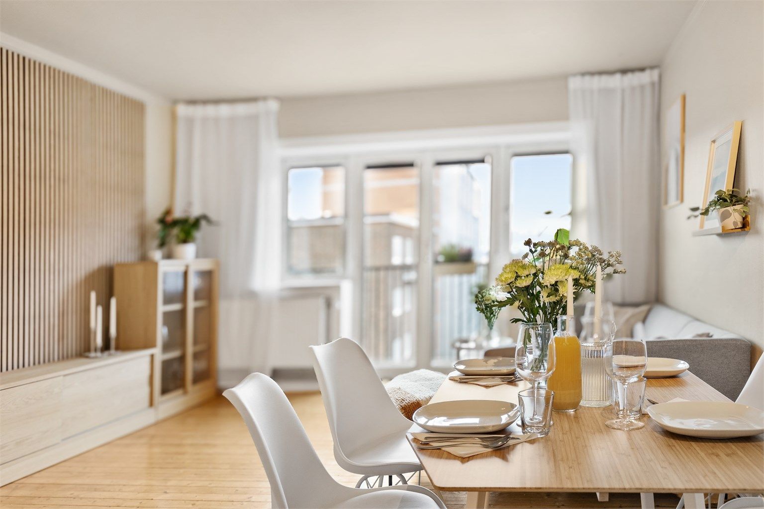 Stuen og kjøkkenet er holdt i en åpen løsning og er et naturlig og sosialt samlingspunkt i leiligheten.