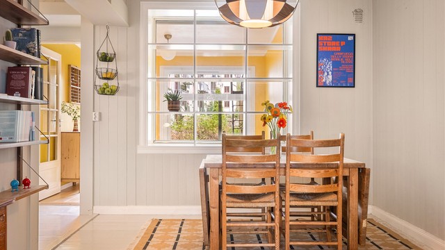 Spisestuen er et sosialt midtpunkt med plass til både spisebord og en liten arbeidsplass.