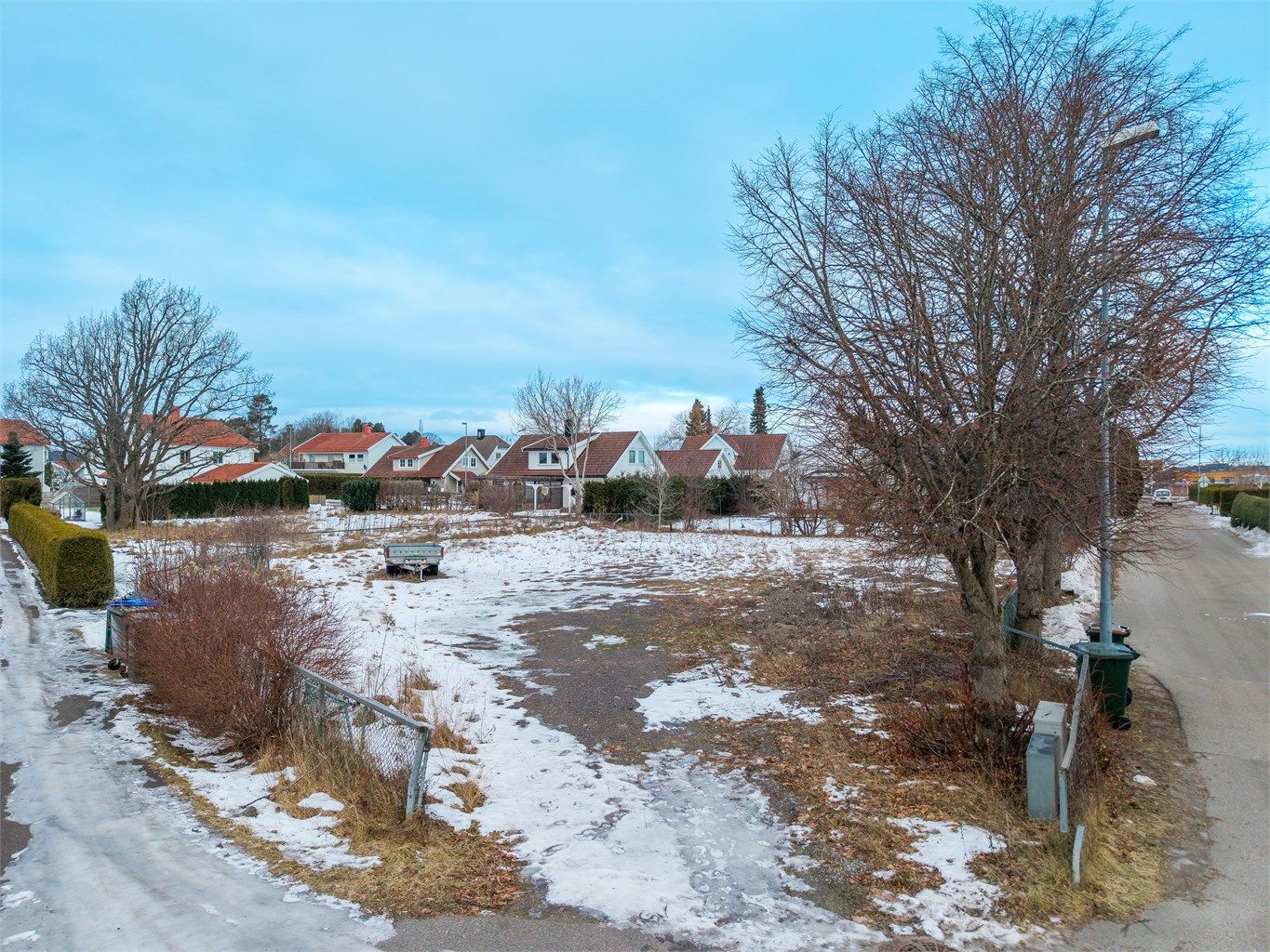 Tomten fremstår som romslig og flat, med gode muligheter for fleksibel plassering av din kommende drømmebolig, hage og et flott uterom. 