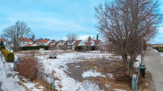 Tomten fremstår som romslig og flat, med gode muligheter for fleksibel plassering av din kommende drømmebolig, hage og et flott uterom.