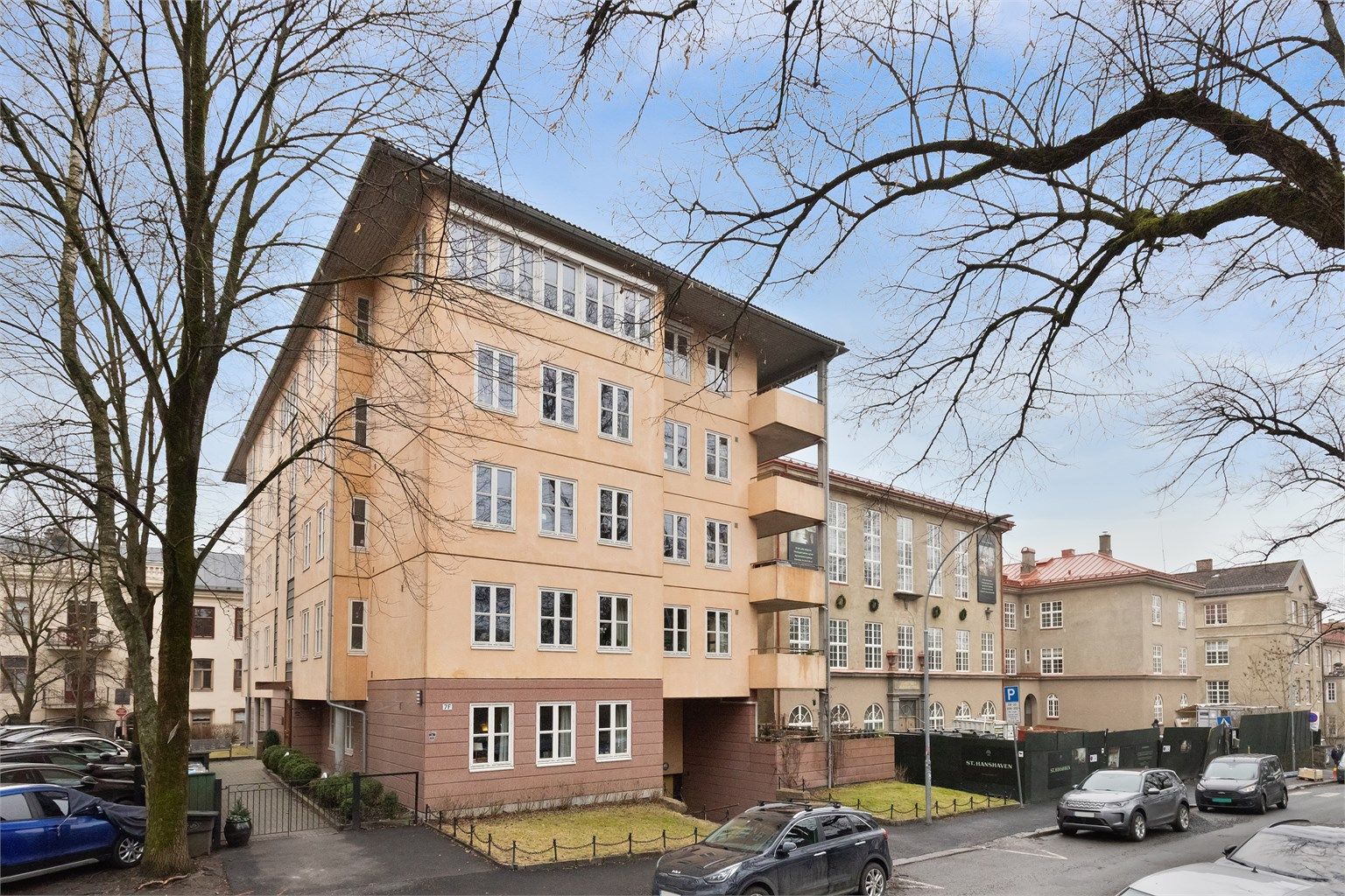 Velkommen til Geitmyrsveien 7F, en praktisk og romslig eierleilighet med heis, garasje, balkong, to bad og peis i hjertet av St. Hanshaugen