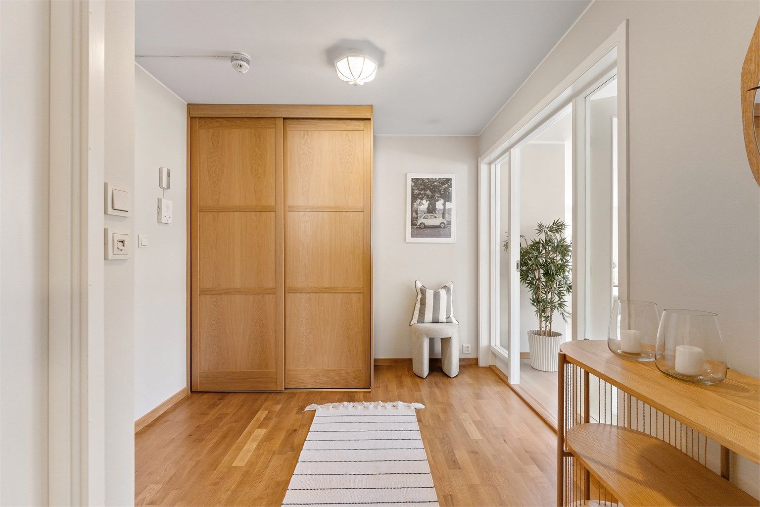 Hallen har god plass til garderobeløsninger og leder videre inn i leiligheten.
