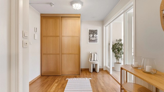 Hallen har god plass til garderobeløsninger og leder videre inn i leiligheten.