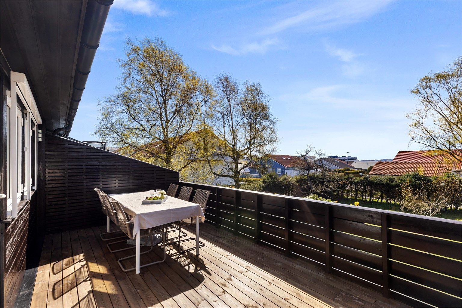 Her er det god plass til å samle venner og familie for hyggelige måltider utendørs.