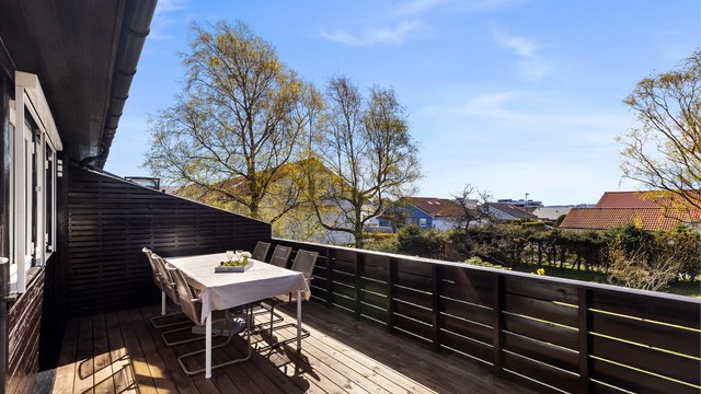 Her er det god plass til å samle venner og familie for hyggelige måltider utendørs.