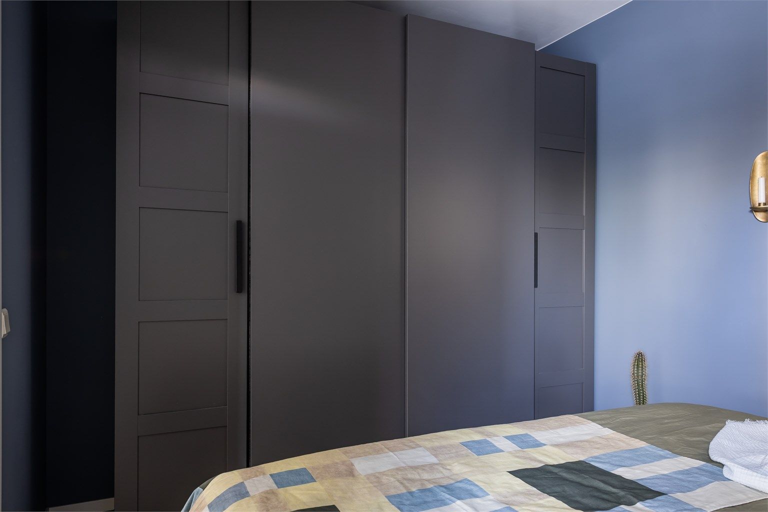 God plass til klær og diverse tilbehør i stort garderobeskap.