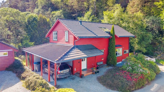 Boligen ligger i et rolig og familievennlig boligområde med gode oppvekstvilkår. Her bor man tilbaketrukket til uten gjennomgangstrafikk, men samtidig svært sentralt med kort avstand til det meste. (Foto: Tom Erik Fredriksen)