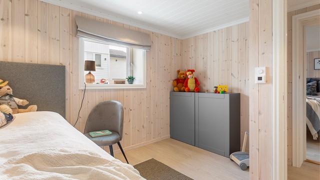 Det andre soverommet i etasjen har også lyst panel og plass til seng og oppbevaring. Ikke godkjent for varig opphold.