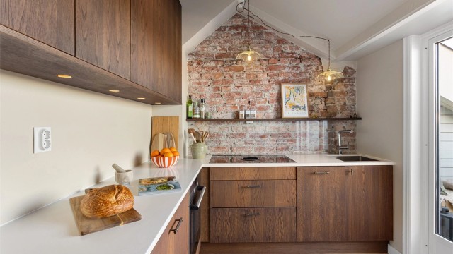 Kjøkkenet har et stilrent uttrykk, med Sigdal-innredning, glatte fronter og benkeplate i kompositt