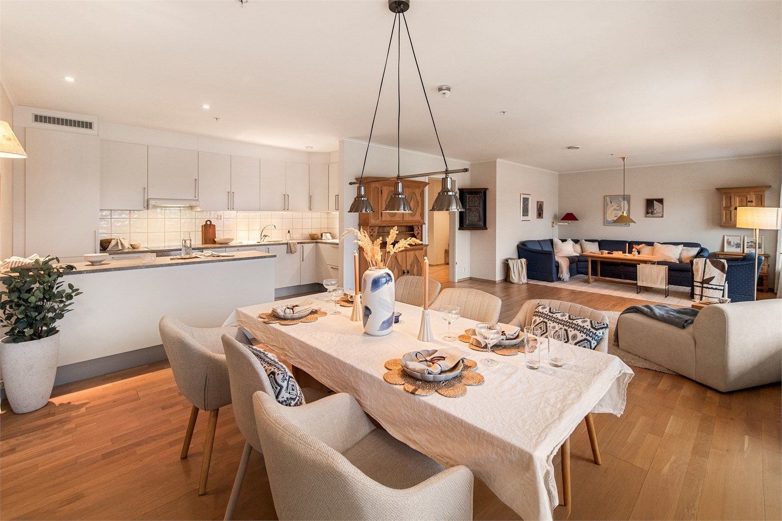 Delikat og tidløst kjøkken med hvite slette fronter