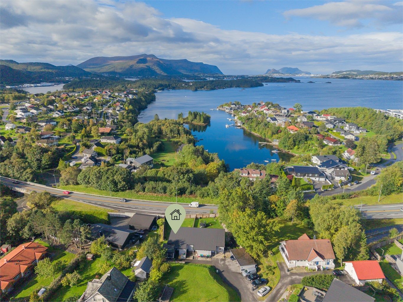 Dronefoto av eiendommen og nærområdet sett fra øst mot vest