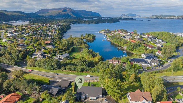 Dronefoto av eiendommen og nærområdet sett fra øst mot vest