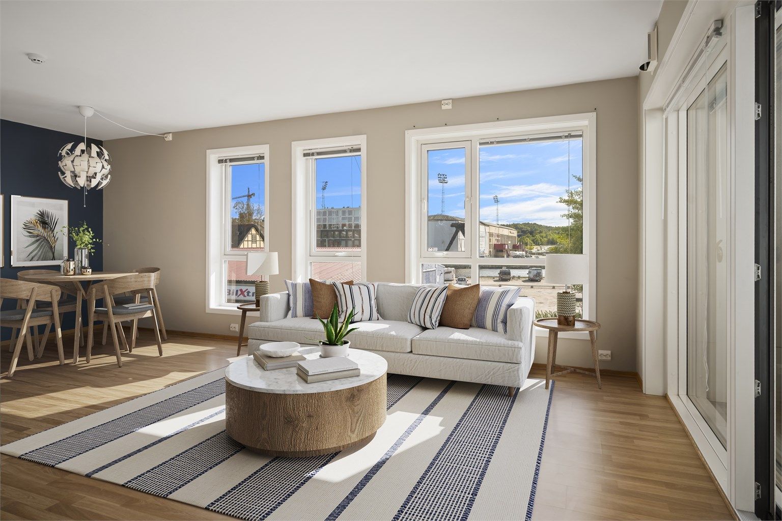 Leiligheten er digitalt møblert til annonsen for å vise romsligheten i stuen