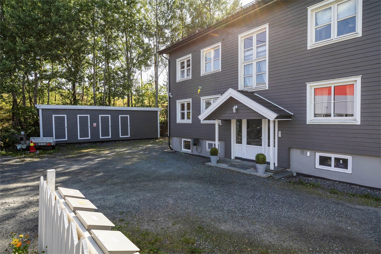Leiligheten disponerer bod i rekken rett utenfor og har også en tildelt biloppstillingsplass på gårdsplassen.
