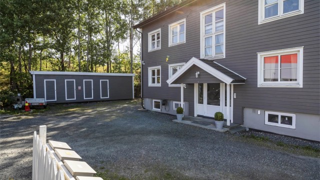 Leiligheten disponerer bod i rekken rett utenfor og har også en tildelt biloppstillingsplass på gårdsplassen.