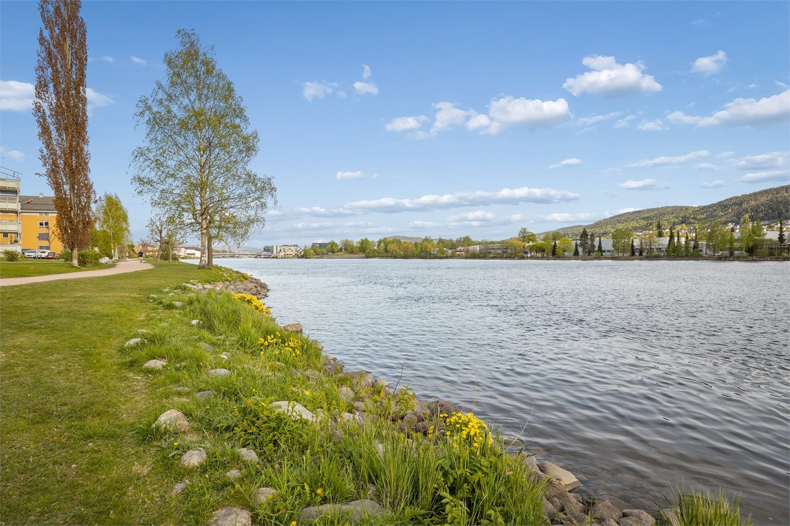 Umiddelbar nærhet til hyggelig strandpromenade langs Drammenselva.