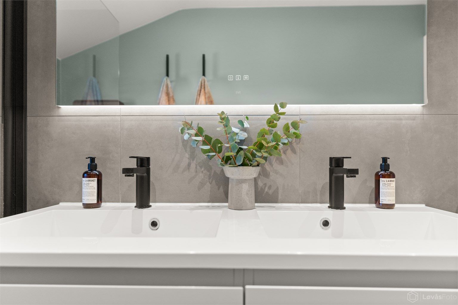 Dobbel heldekkende servant med 2 stk. ett-greps armaturer