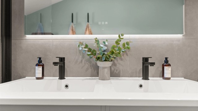 Dobbel heldekkende servant med 2 stk. ett-greps armaturer