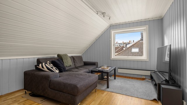 Loftsstuen har en hyggelig stue på 13 kvm med plass til sofa og TV-løsning.
