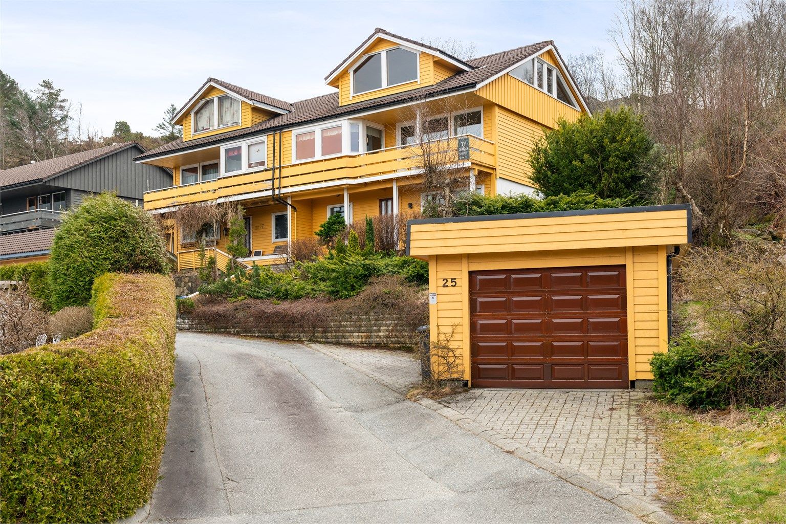 Velkommen til Toppmeisveien 25, en innholdsrik og kjekk familiebolig over 3 plan.

Krogsveen avd. Sandnes v/ Tom Christer Hovde, ønsker velkommen til visning.

Foto: Kristine Tofte