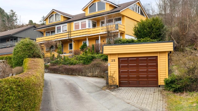 Velkommen til Toppmeisveien 25, en innholdsrik og kjekk familiebolig over 3 plan.
Krogsveen avd. Sandnes v/ Tom Christer Hovde, ønsker velkommen til visning.
Foto: Kristine Tofte