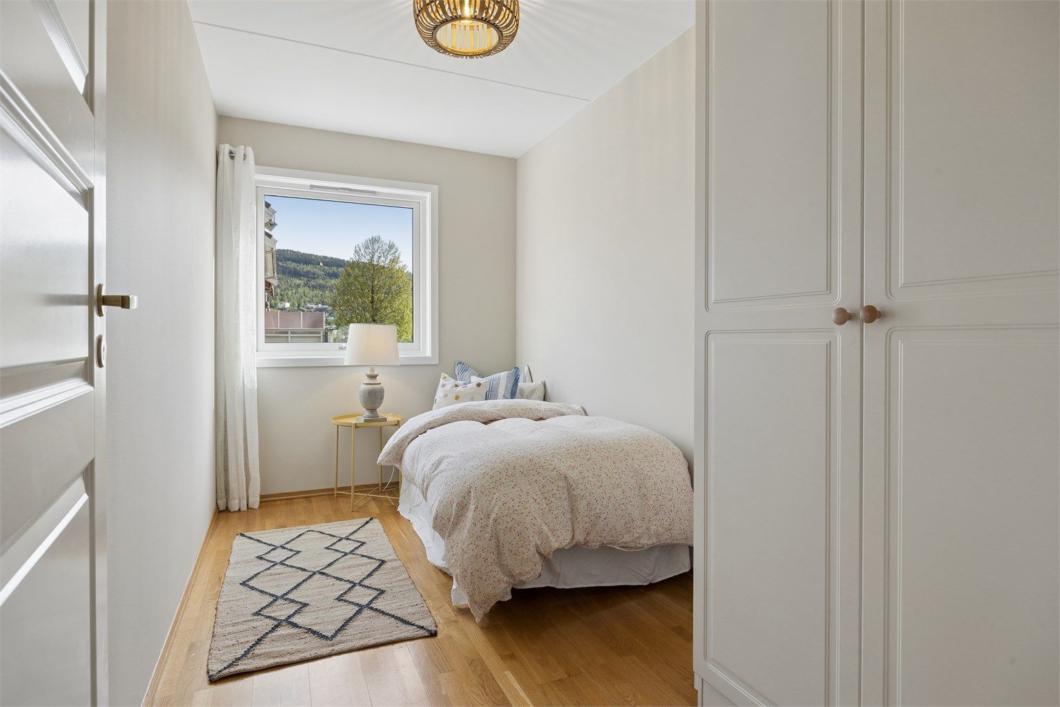 Soverommet har plass til seng og garderobeløsning.